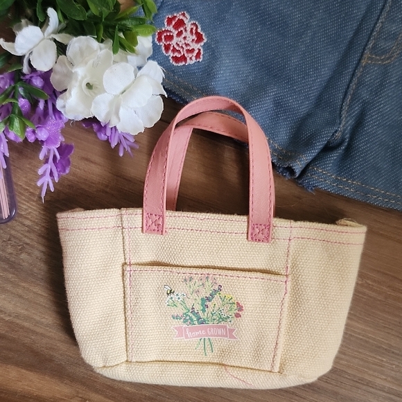 American Girl Doll Blaire with Box, Book, & Accessories - Girl of the Year 2019 - Picture 13 of 17